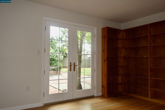 Building Photo - 609 Maureen Ln