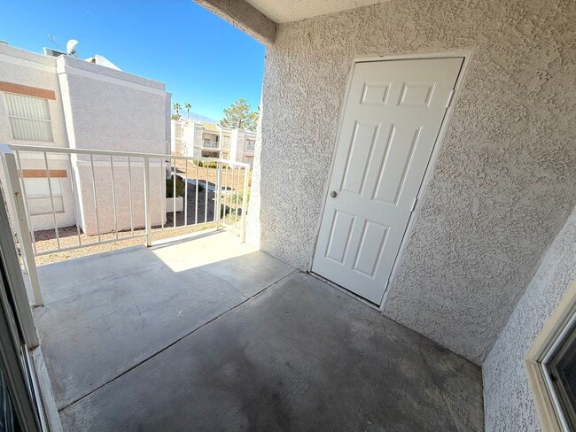 Building Photo - SPACIOUS 2BED/2BATH CONDO IN A GATED COMMUNITY!