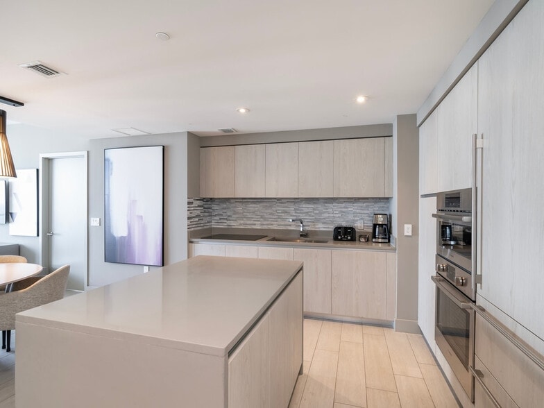 Building Photo - 4010 S Ocean Dr