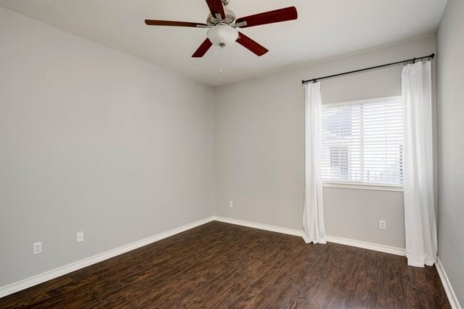 Building Photo - 2916 Alsatia Dr