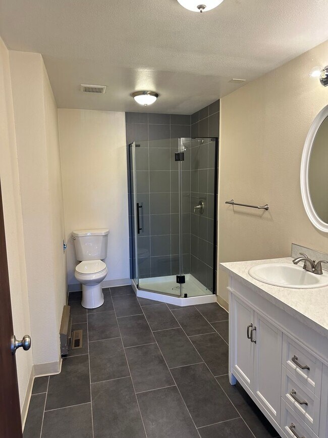Building Photo - Large 3 bedroom 2.5 bath duplex with a gar...