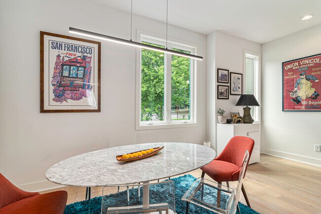 Building Photo - 2424 Memorial Dr SE