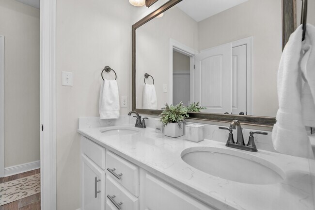 Building Photo - 5718 Oak Hvn Ln