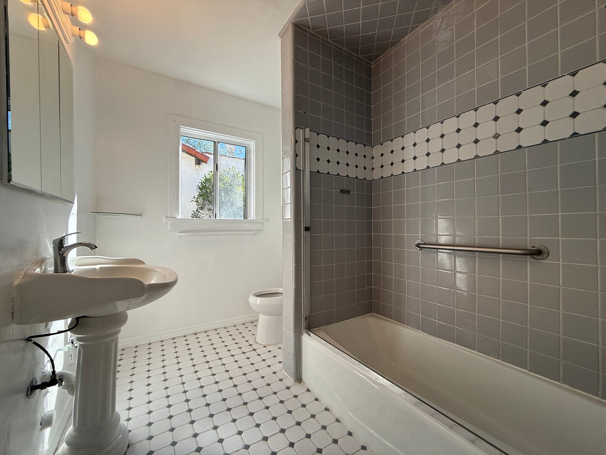 Building Photo - 2217 Selby Ave