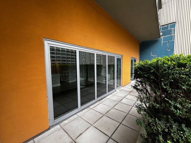 Building Photo - Turnkey Luxury 2BR Residence | Fully Renovated | Garage Parking | Prime Downtown River North / St...