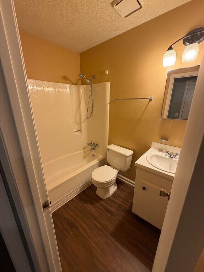 Building Photo - 2 Bedroom Available Today!