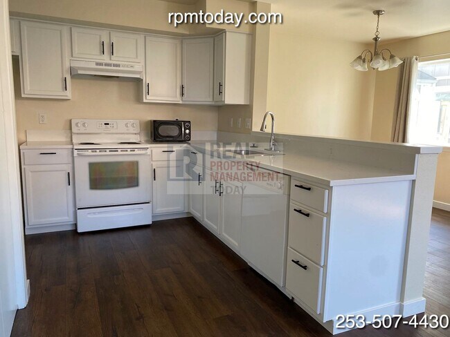 Building Photo - Bright and Inviting 2-Bedroom Townhouse in...