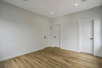 Building Photo - 15 Voorhees St