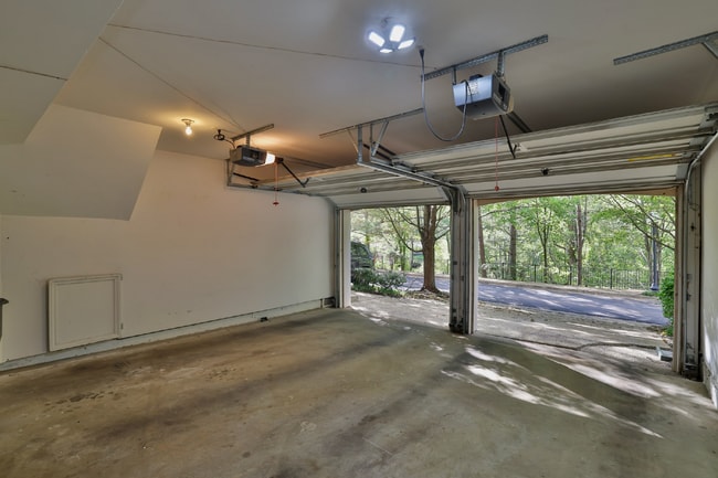 Building Photo - AFFORDABLE and SPACIOUS 3br Townhouse by P...