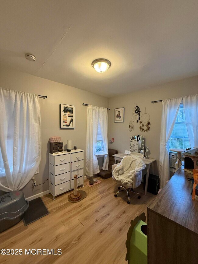 Building Photo - 809 16th Ave