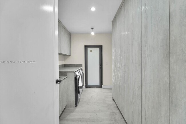 Building Photo - 4700 SW 110th Ave