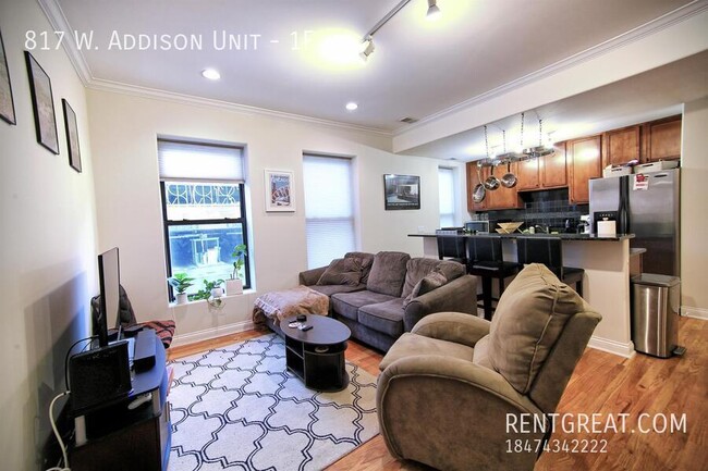 Building Photo - 817 W Addison St