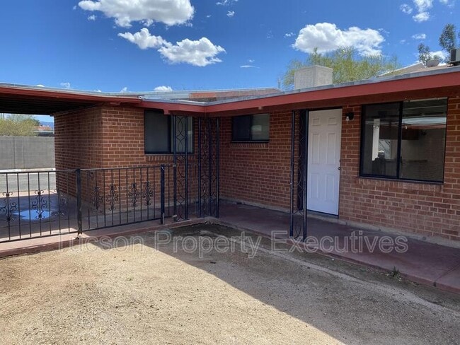 Building Photo - 1646 N Beverly Ave