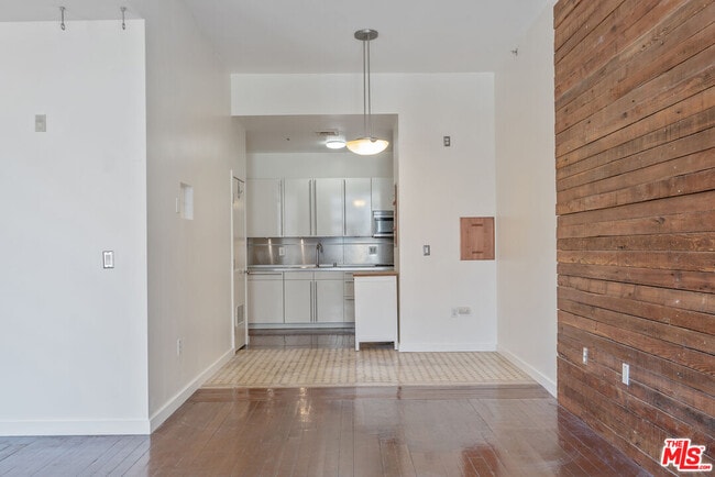 Building Photo - 257 S Spring St