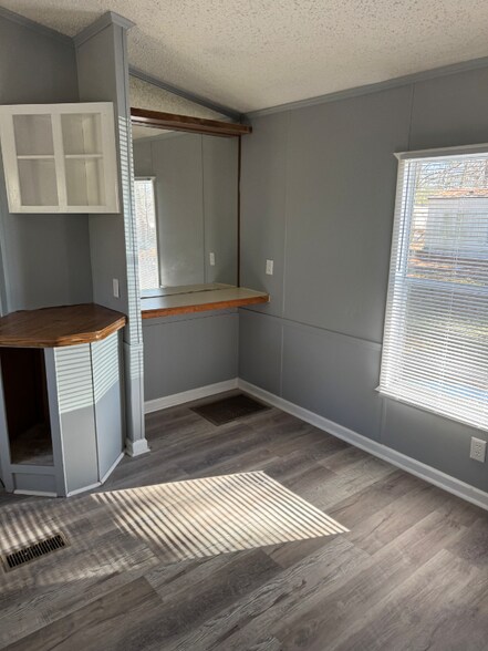 Building Photo - 924 W 49th St