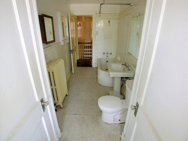 Bathroom - Schenley Arms (Historic)