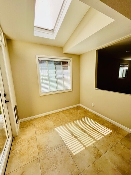 Building Photo - 618 Woodland Dr