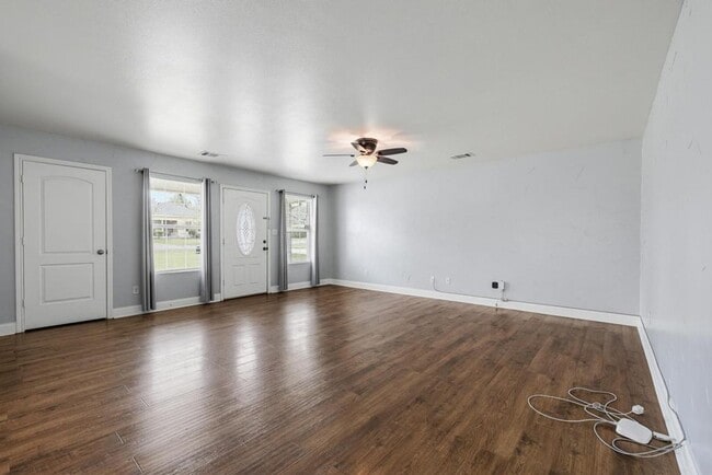 Building Photo - Step into comfort and modern convenience with this charming 3-bedroom, 2-bathroom home in Sherman...