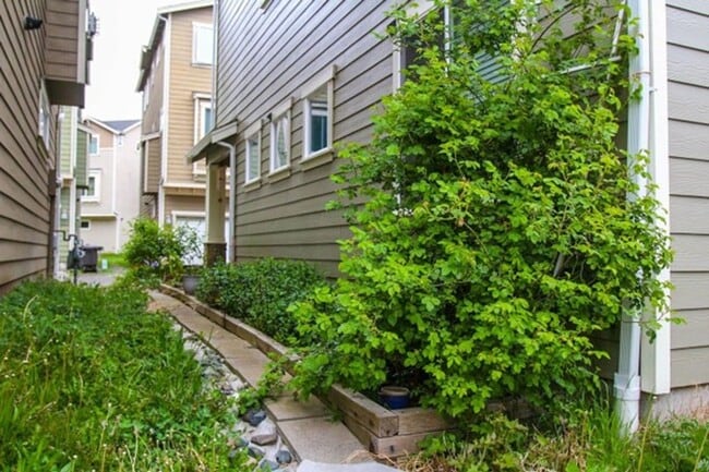 Building Photo - Spacious and Modern 4-Bedroom Home in Everett