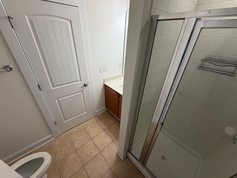 Building Photo - Room in House on Dubois Court