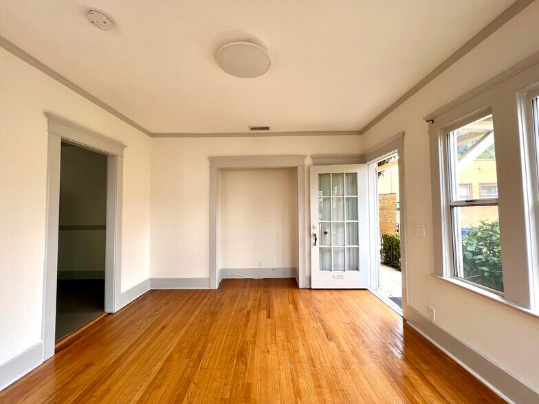 Building Photo - 1343 Portia St