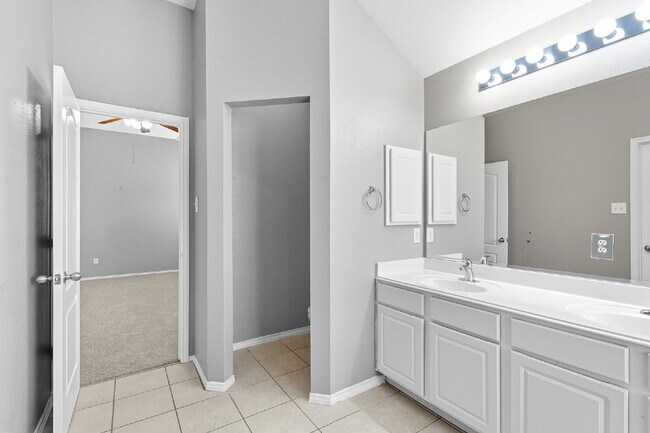 Building Photo - 3 Bedroom in Kyle with Fresh Paint Through...