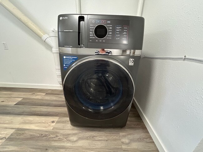 Building Photo - 3 Bedroom 1 Bath Beautiful House with Fenced Yard & Garage