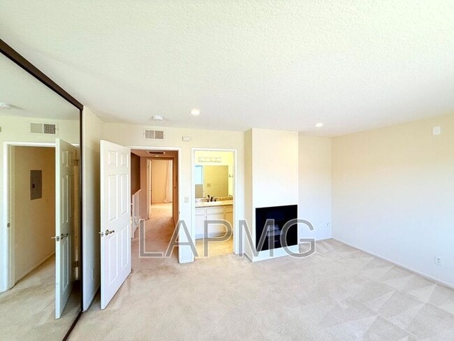 Building Photo - 12251 Moorpark St