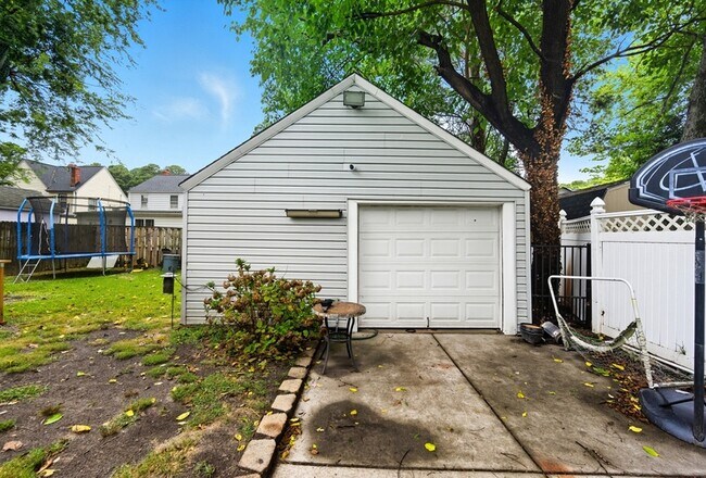 Building Photo - 6233 Rolfe Ave