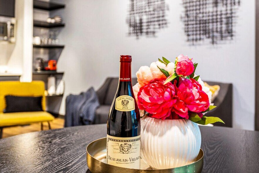 Building Photo - 611 Commerce St