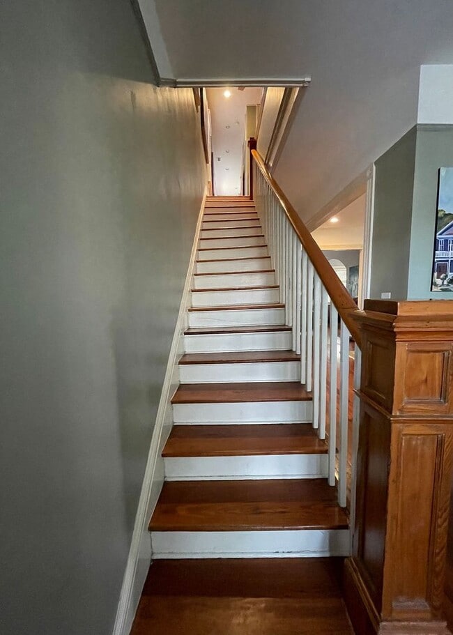 Building Photo - Available for lease May-September 2026. Stunning Fully-Furnished 3 BR/2.5 BA Available in the Hea...