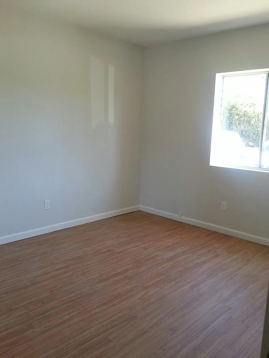 Front bdr. window - 3646 E Blacklidge Dr