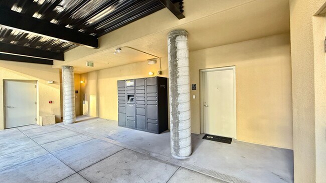 Building Photo - 12 Month Lease Term: Furnished 1BR Loft-style w/Den condo a block from The Embarcadero, Includes ...