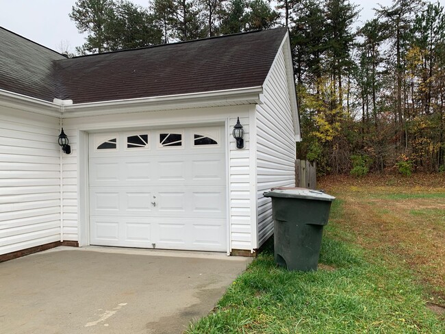 Building Photo - Charming 3-Bedroom Located in Greensboro