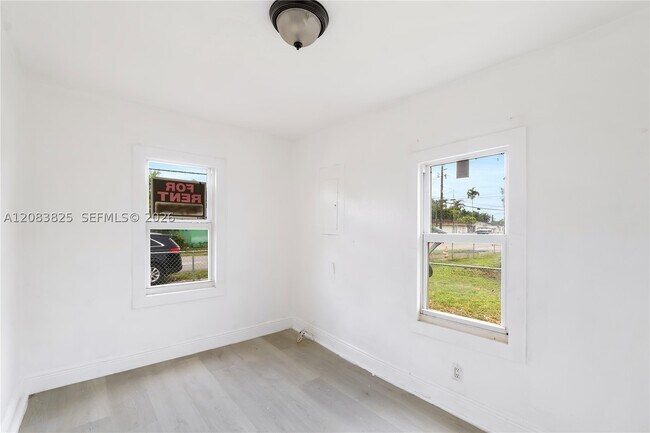 Building Photo - 5714 NW 21st Ave