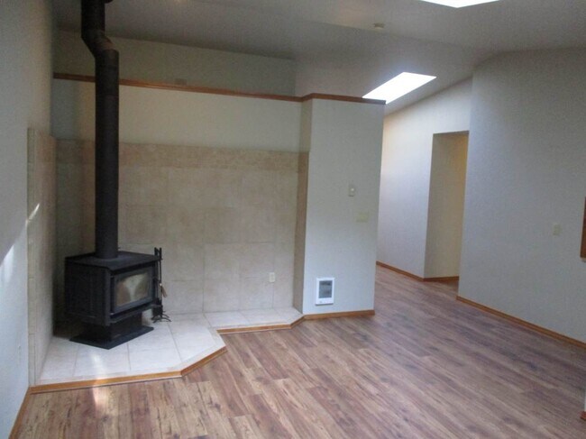 Building Photo - 2 bedroom 2 bath single story Duplex