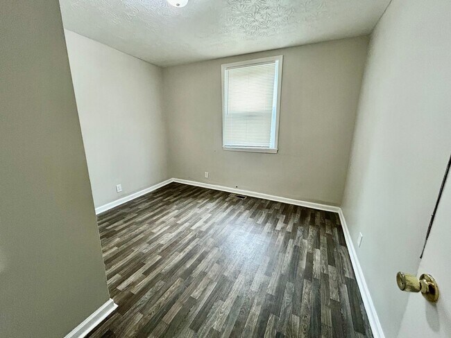 Building Photo - 3 Bedroom Available!!