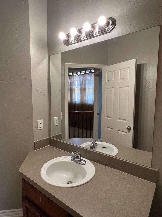 Building Photo - (3) Bed/(2.5) Bath Townhouse in Core Norma...