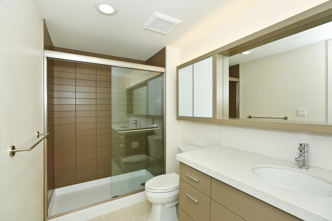 Building Photo - Live in the Heart of Kakaako!