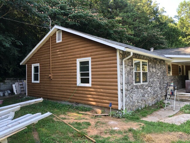 Building Photo - 2770 Moss Rd