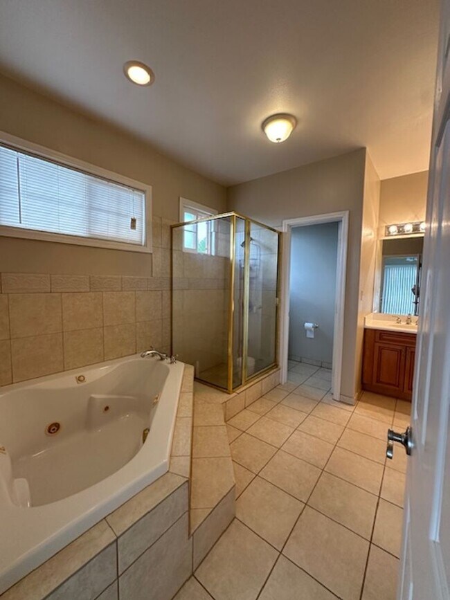 Building Photo - Single Family Executive Style Home in Gated Community