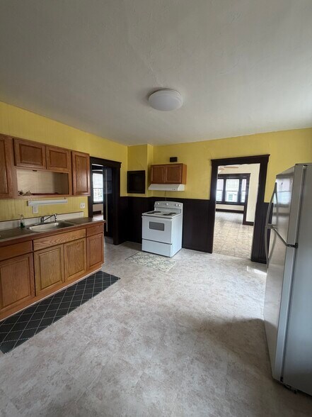 Building Photo - 162 Marshall St