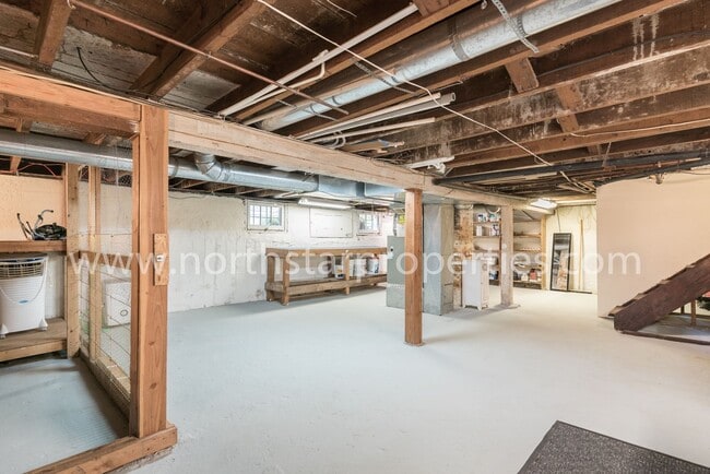 Building Photo - Amazing upscale John's Landing home.