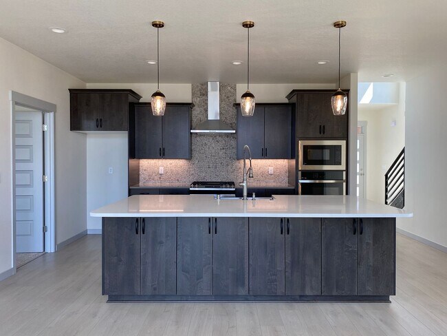 Building Photo - Stunning Southridge Rental with RV Garage & Luxury Finishes!