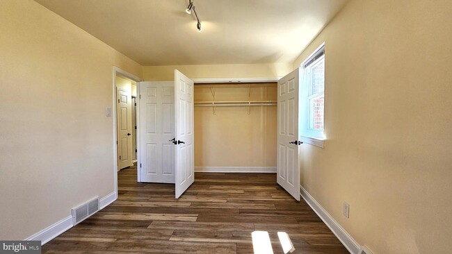 Building Photo - 2806 Ryerson Pl