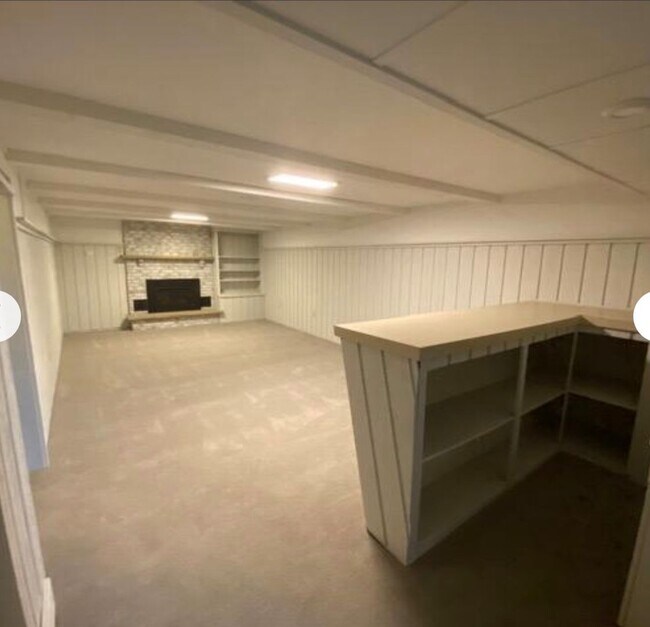 Building Photo - 3 bed/2 bath ranch on the NE side!