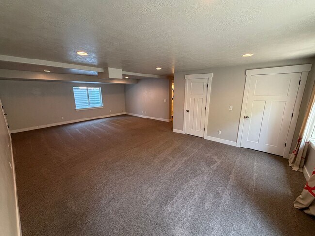 Building Photo - Spacious 6-Bedroom Home for Rent in Lehi