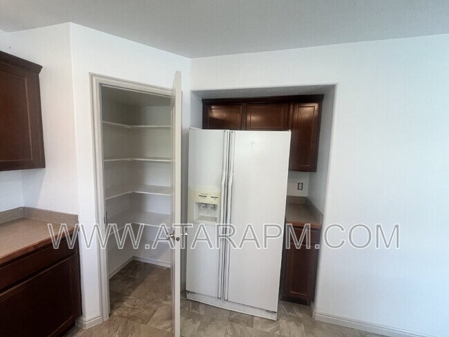 Building Photo - 574 Northlake Dr