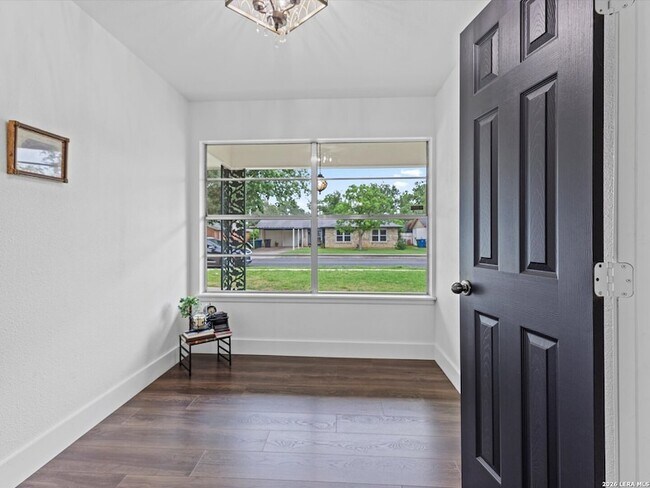 Building Photo - 5026 Lakewood Dr