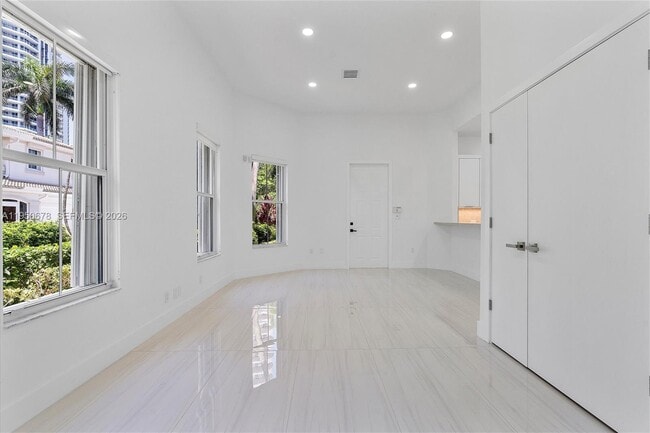 Building Photo - 21301 NE 38th Ave